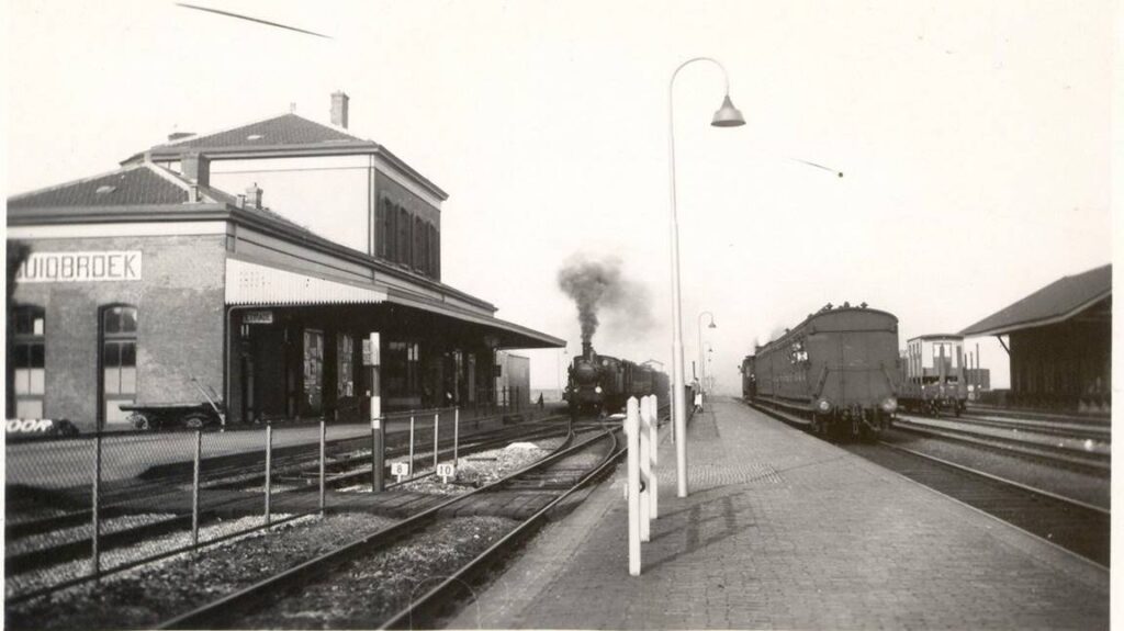 Station Zuidbroek met stoomlocomotieven